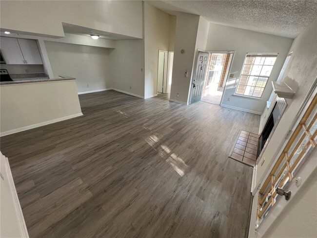 Building Photo - 4200 Thornbriar Ln