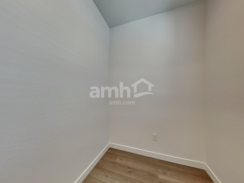 Building Photo - 9817 W Parkway Dr