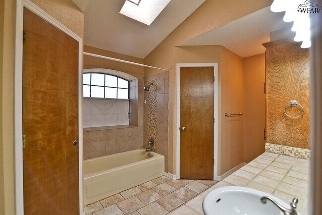 Building Photo - 4618 Sabota Ave