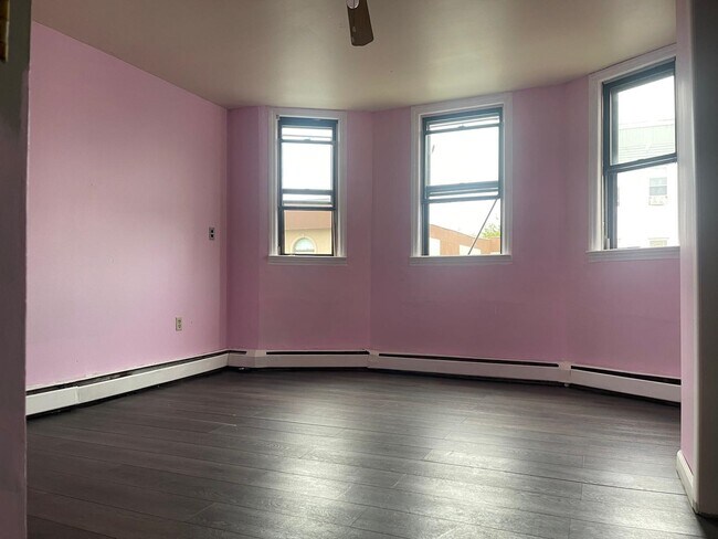 Building Photo - 334 Broadway