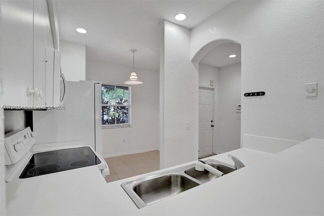 Building Photo - 2613 SW 83rd Ave