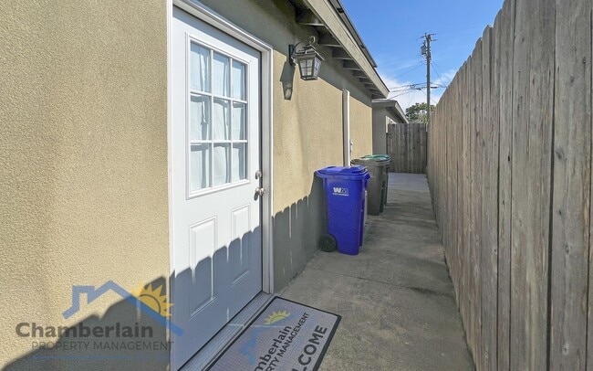 Building Photo - Studio in Oceanside!