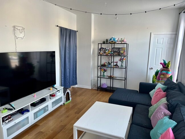 Building Photo - 414 41st St