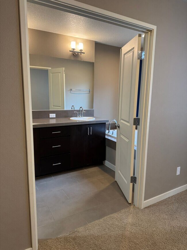 Building Photo - Beautiful 2br/2.5ba Townhome in Arbor Parc...