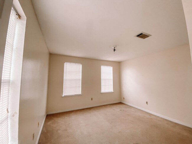 Building Photo - Centrally Located Condo!! Near Magazine St...