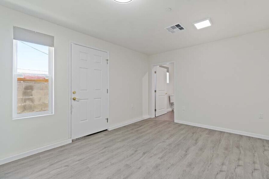 Building Photo - 11808 Hart St