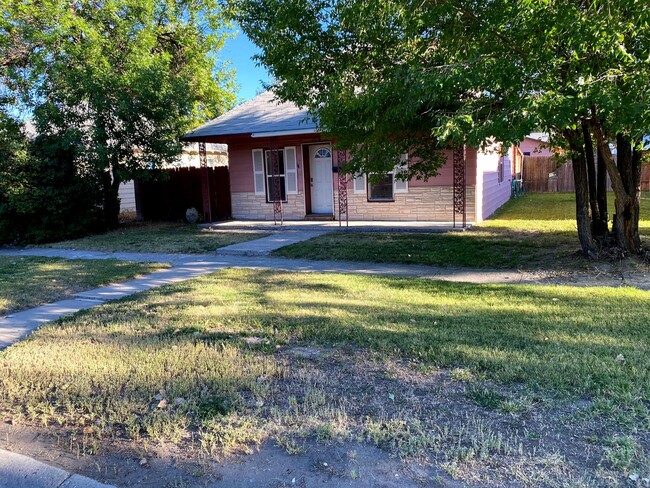 Building Photo - 3 Bedroom 1.5 Bath House Large 2 Car Detac...