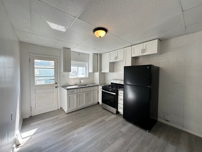 Primary Photo - First Floor 1 Bed, 1 Bath Apartment in Sha...
