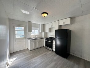 Building Photo - First Floor 1 Bed, 1 Bath Apartment in Sha...