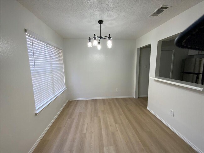 Building Photo - 9524 Woodvale Dr