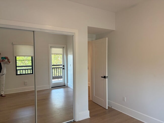 Building Photo - Luxury 3+3 Townhome in prestigious Crescen...