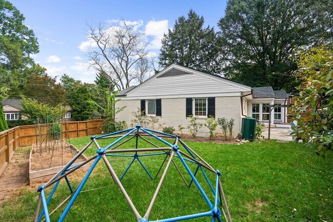 Building Photo - 5191 Linnean Terrace NW