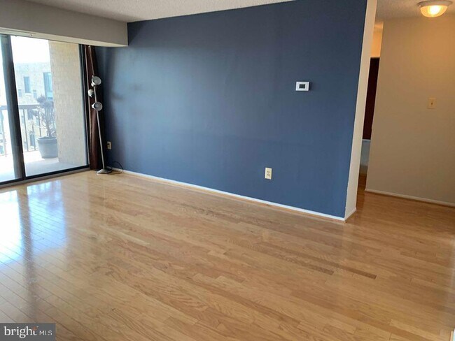 Building Photo - 4500 S Four Mile Run Dr