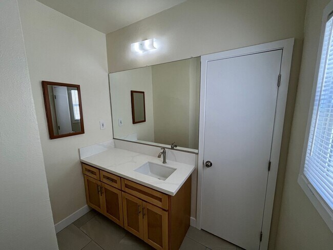 Building Photo - BELLA APARTMENTS: Beautiful 1 Bed - 1 Bath