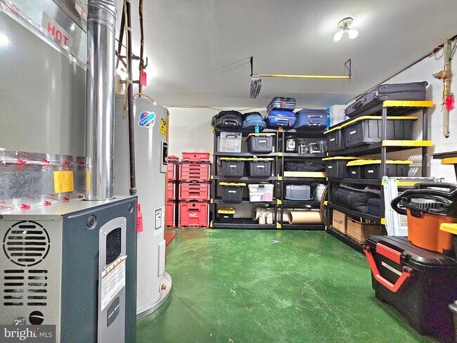 Building Photo - 5988 Queenston St