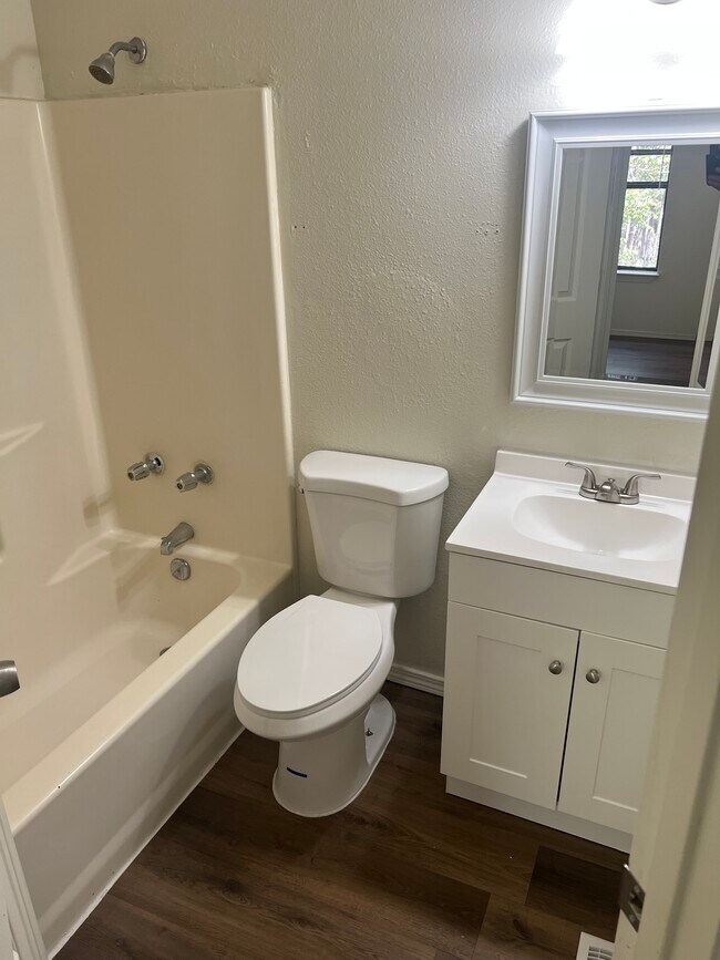 Building Photo - 1500 Luisa St