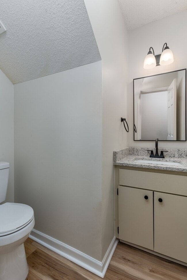 Building Photo - Newly renovated unit close to I-77 and I-20