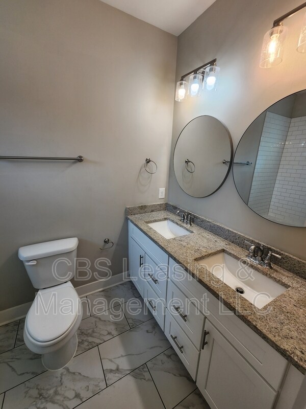 Building Photo - 630 Village Dr