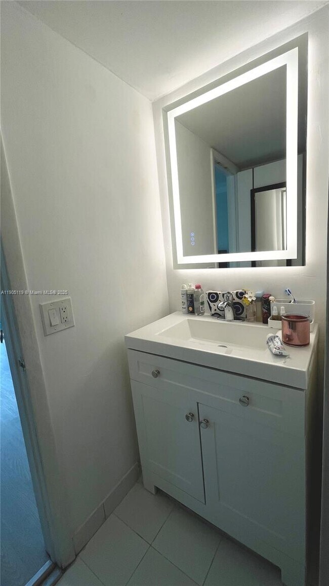 Building Photo - 9225 SW 87th Ave