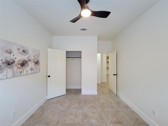 Building Photo - 218 Windrift Ct