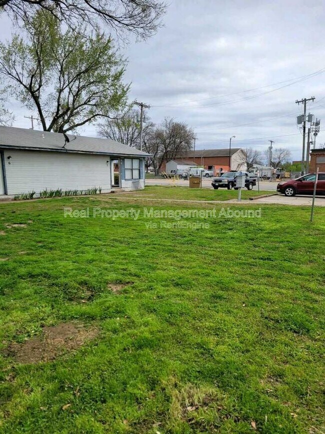 Building Photo - 101 E Broadway St