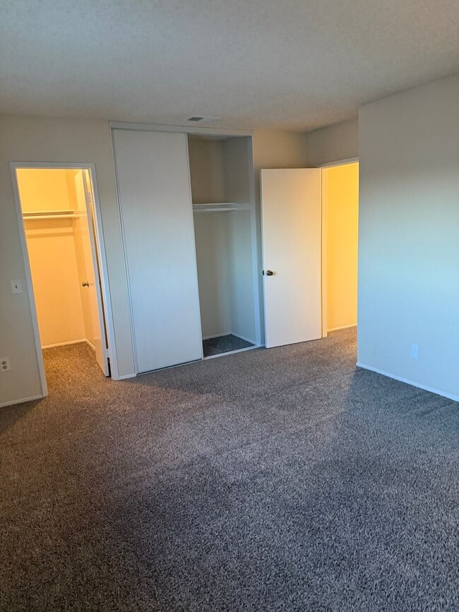 Building Photo - 8266-8266 Linden Rd