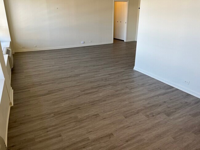 Building Photo - 50 E Bellevue Pl