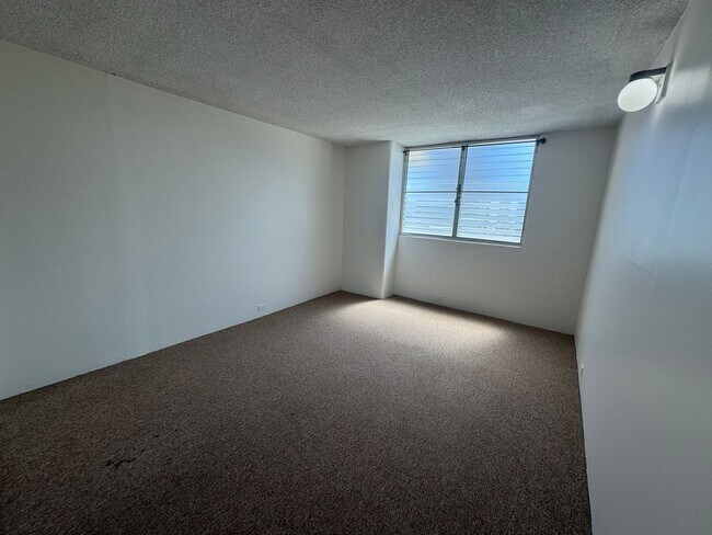 Building Photo - Large 2/2 Waikiki Condo with Parking, Lanai, A/C & W/D in unit!