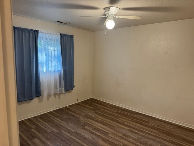 Building Photo - 2 bedroom