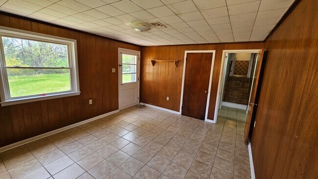 Building Photo - 4 Bedroom Single Family Home