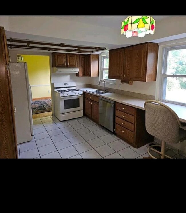 Building Photo - 1446 Shaker Dr