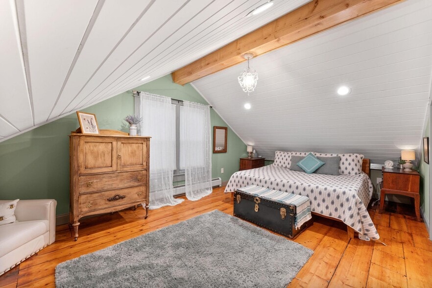 2nd floor Master - King Bed - 663 Depot St