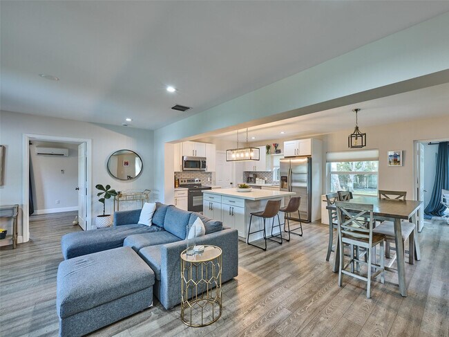 Building Photo - 801 NE 15th St