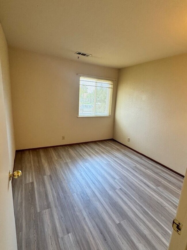Building Photo - North Hilltop Home