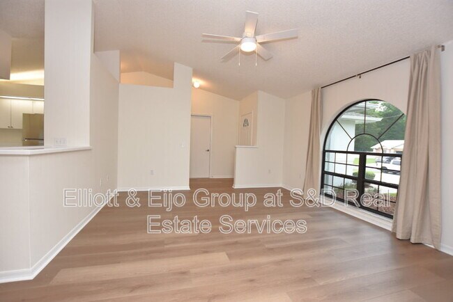 Building Photo - 2220 Maple Hill Ct
