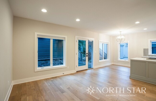 Building Photo - Newer Duplex in the Heart of Lake Oswego.