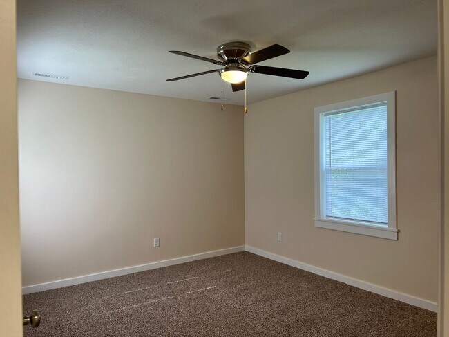 Building Photo - Recently Updated 3 Bedroom near OTC