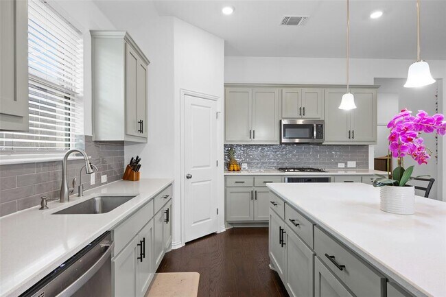 Building Photo - 303 Eagle Ford Dr