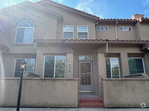 Building Photo - 1432 Courtyard Heights