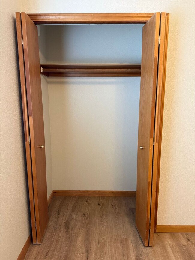 Building Photo - NE Bend Single Level 3 Bedroom / 2 Bathroom - PENDING APPLICATION