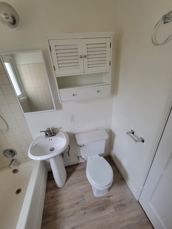 Bathroom - 3052 Honolulu Ave