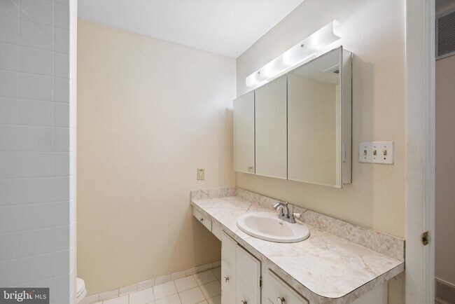 Building Photo - 1032 Pinecrest Dr