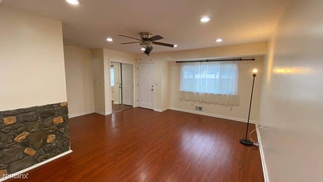 Building Photo - 3 br, 2.5 bath House - B7 Lincoln Ln