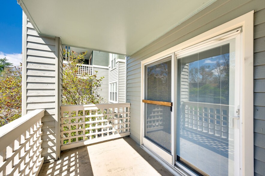 Building Photo - 265 Hillsboro Pl