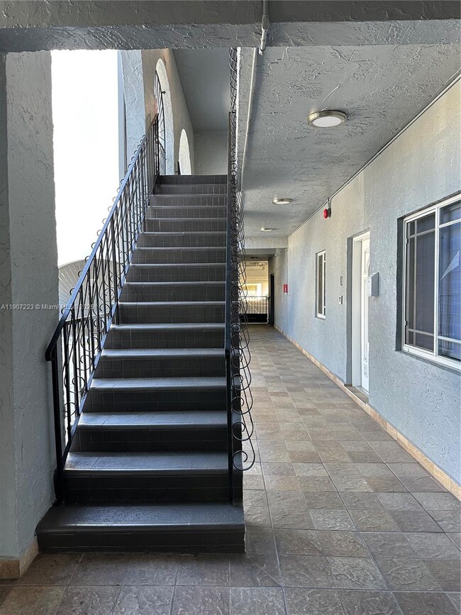 Building Photo - 1300 W 53rd St