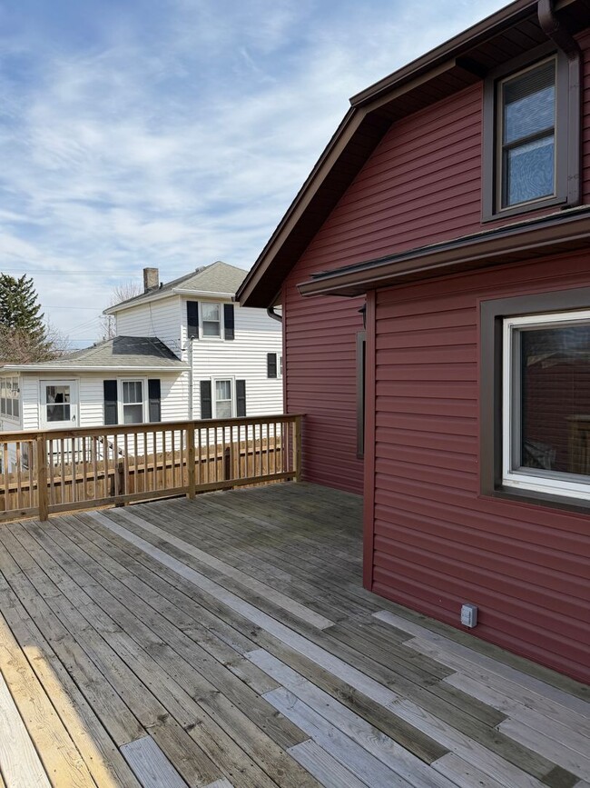 Building Photo - 3 Bed, 2 Bath Home with Garage