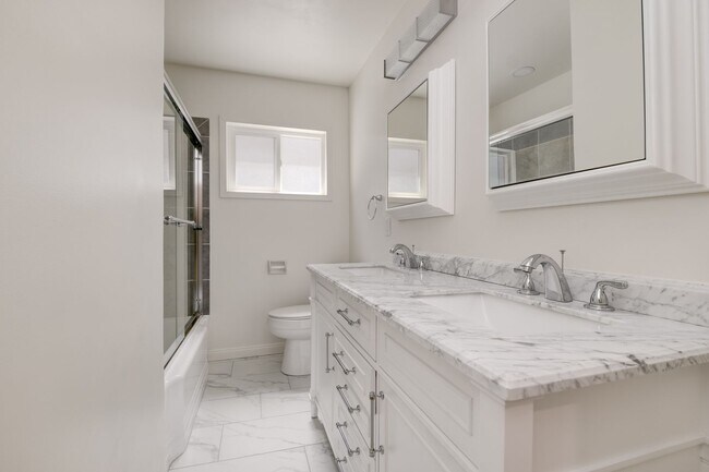 Building Photo - 3 Bedroom House in the Heart of Pacific Be...