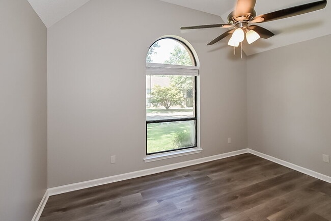 Building Photo - 822 White Pine Dr