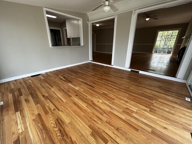 Building Photo - 101 E Lewis Rd