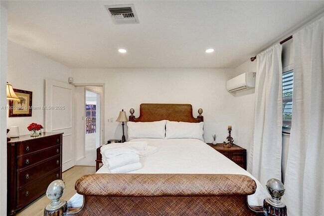 Building Photo - 2889 NE 35th St